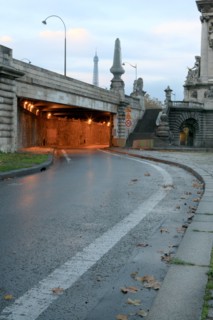 france, region ile de france, paris 7e arrondissement, pile du pont alexandre III, tunnel souterrain sous le pont, circulation, matin, fin de nuit, eclairage,