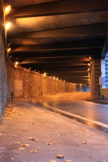france, region ile de france, paris 7e arrondissement, pile du pont alexandre III, tunnel souterrain sous le pont, circulation, matin, fin de nuit, eclairage,