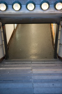 france, region ile de france, paris, place d'iena, station de metro, detail, escaliers, eclairage,