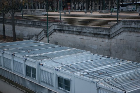 france, region ile de france, paris 16e arrondissement, place et pont de l'alma, toits de cabines de chantier algeco,quai d'orsay, signes de ville, matin,