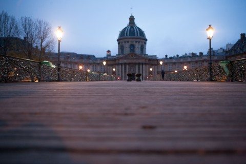 france, ile de france, paris, 6e arrondissement, pont des arts, entre quai de conti et musee du louvre, seine, nuit, cadenas, petit matin, institut de france, academie, coupole