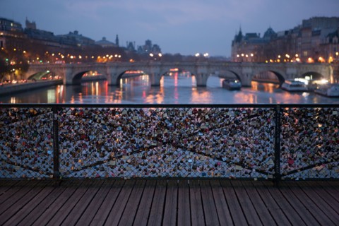 france, ile de france, paris, 6e arrondissement, pont des arts, entre quai de conti et musee du louvre, seine, nuit, cadenas, petit matin,