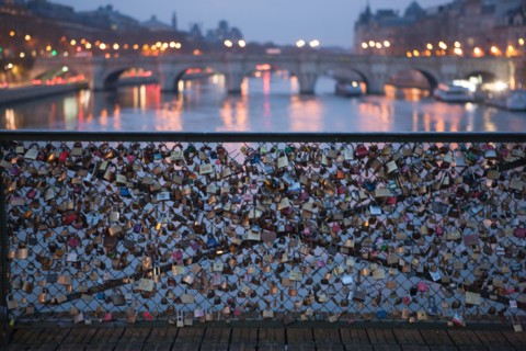 france, ile de france, paris, 6e arrondissement, pont des arts, entre quai de conti et musee du louvre, seine, nuit, cadenas, petit matin,