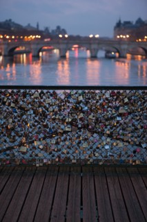 france, ile de france, paris, 6e arrondissement, pont des arts, entre quai de conti et musee du louvre, seine, nuit, cadenas, petit matin,