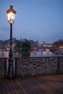 france, ile de france, paris, 6e arrondissement, pont des arts, entre quai de conti et musee du louvre, seine, nuit, cadenas, petit matin,