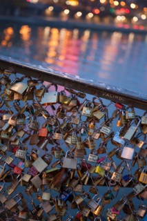 france, ile de france, paris, 6e arrondissement, pont des arts, entre quai de conti et musee du louvre, seine, nuit, cadenas, petit matin,
