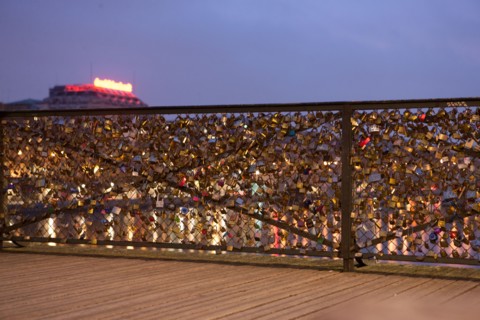 france, ile de france, paris, 6e arrondissement, pont des arts, entre quai de conti et musee du louvre, seine, nuit, cadenas, petit matin,