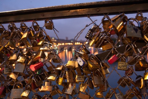 france, ile de france, paris, 6e arrondissement, pont des arts, entre quai de conti et musee du louvre, seine, nuit, cadenas, petit matin,