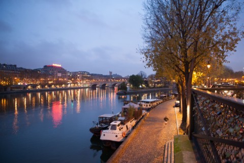 france, ile de france, paris, 6e arrondissement, pont des arts, entre quai de conti et musee du louvre, seine, nuit, cadenas, petit matin,