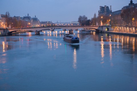 france, ile de france, paris, 6e arrondissement, pont des arts, entre quai de conti et musee du louvre, seine, nuit, cadenas, petit matin,