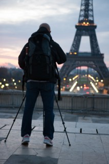 france, region ile de france, paris 16e arrondissement, jardins du trocadero, parvis des droits de l'homme, esplanade, touriste photographiant la tour eiffel sur la pointe des pieds,  matin, nuit, esc...