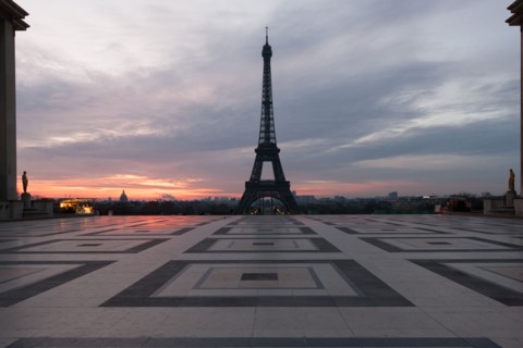france, region ile de france, paris 16e arrondissement, tour eiffel, trocadero, parvis des droits de l'homme, kiosque, commerce, petit matin, nuit,