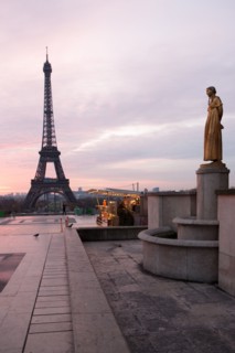 france, region ile de france, paris 16e arrondissement, tour eiffel, trocadero, parvis des droits de l'homme, kiosque, commerce, petit matin, nuit,