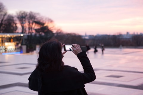 france, region ile de france, paris 16e arrondissement, tour eiffel, trocadero, parvis des droits de l'homme, touriste, photo avec i phone, smart phone, petit matin, nuit,