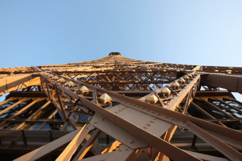 France, ile de france, paris 7e arrondissement, tour eiffel, vue depuis le 2e etage, vers le sommet, metal et rivets,