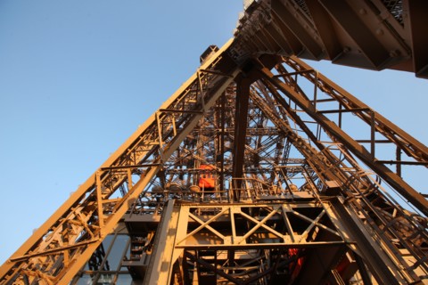 France, ile de france, paris 7e arrondissement, tour eiffel, vue depuis le 2e etage, vers le sommet, metal et rivets,
