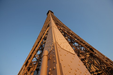 France, ile de france, paris 7e arrondissement, tour eiffel, vue depuis le 2e etage, vers le sommet, metal et rivets,
