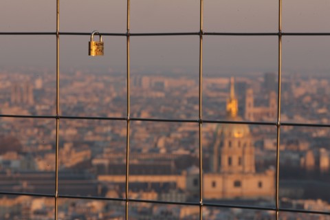 France, ile de france, paris 7e arrondissement, tour eiffel, vue depuis le 2e etage, vers les invalides, toits, cadenas et dome,