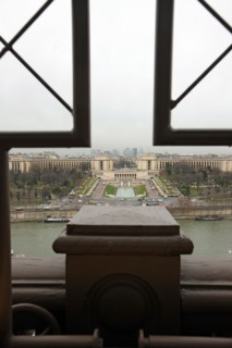 France, ile de france, paris 7e arrondissement, tour eiffel, interieur du monument concu par gustave eiffel, depuis le premier etage, panorama, vue sur le palais de chaillot et la defense,
