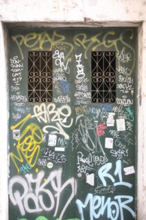 portugal, lisbonne, lisboa, signes de ville, bairro alto, graffiti, murs, carrelage
Date : septembre 2011