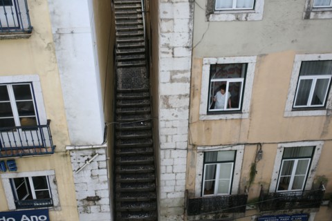 portugal, lisbonne, lisboa, signes de ville, rossio,  au pied de l'alfama, ruelle en escalier, facade immeuble, vue depuis l'hotel tejo
Date : septembre 2011
