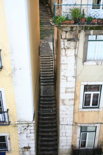 portugal, lisbonne, lisboa, signes de ville, rossio,  au pied de l'alfama, ruelle en escalier, facade immeuble, vue depuis l'hotel tejo
Date : septembre 2011