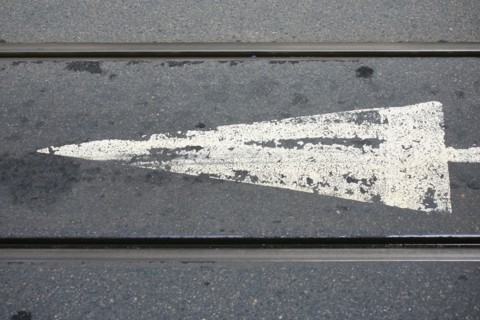 portugal, lisbonne, lisboa,  signes de ville, tramway numero 28, detail rails et fleche de signalisation, alfama, transport, interieur du tram
Date : septembre 2011