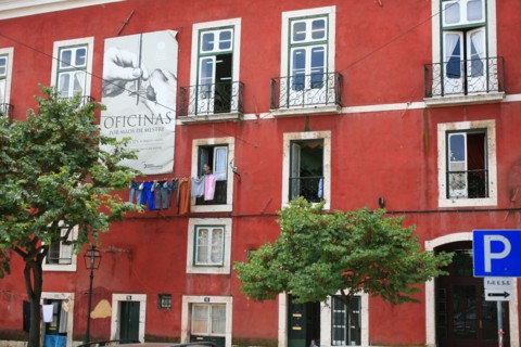 portugal, lisbonne, lisboa, signes de ville, tramway depuis le tramway numero 28, detail facades maisons, alfama, transport, interieur du tram, graffiti
Date : septembre 2011