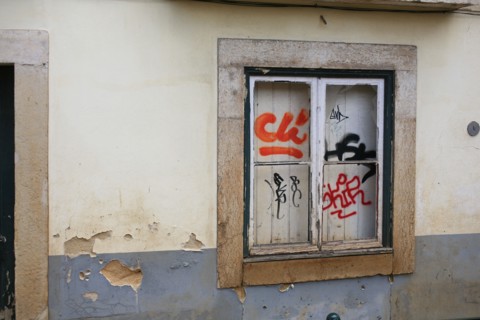 portugal, lisbonne, lisboa, signes de ville, tramway depuis le tramway numero 28, detail facades maisons, alfama, transport, interieur du tram, graffiti
Date : septembre 2011