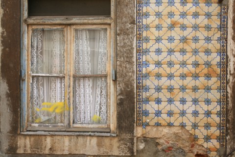 portugal, lisbonne, lisboa, signes de ville, tramway depuis le tramway numero 28, detail facades maisons, alfama, transport, idetail facade graffiti, azulejos, fenetre
Date : septembre 2011