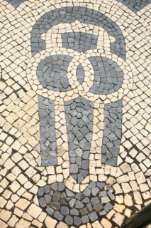 portugal, lisbonne, lisboa, signes de ville, bairro alto, detail des paves formant visage, sol, voirie, place

Date : septembre 2011
