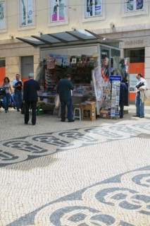 portugal, lisbonne, lisboa, signes de ville, bairro alto, detail des paves formant visages, sol, voirie, place, kiosque a journaux
Date : septembre 2011