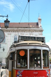 portugal, lisbonne, lisboa, signes de ville, tramway numero 28, detail cables, bairro alto, transport, interieur du tram , cables
Date : septembre 2011