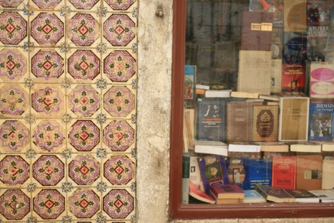 portugal, lisbonne, lisboa, signes de ville, bairro alto, detail de facades, librairie, boutique
Date : septembre 2011