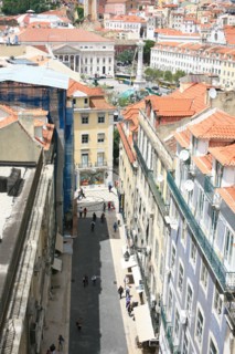 portugal, lisbonne, lisboa, signes de ville, bairro alto, vue d'ensemble, panorama, ciel d'orage, facades, vue sur la baixa en contrebas, elevador de santa justia
Date : septembre 2011