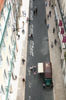 portugal, lisbonne, lisboa, signes de ville, bairro alto, vue d'ensemble, panorama, ciel d'orage, facades, vue sur la baixa en contrebas, elevador de santa justia
Date : septembre 2011