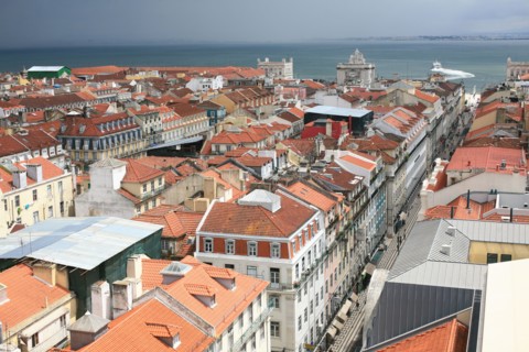 portugal, lisbonne, lisboa, signes de ville, bairro alto, vue d'ensemble, panorama, ciel d'orage, facades, vue sur la baixa en contrebas, elevador de santa justia
Date : septembre 2011