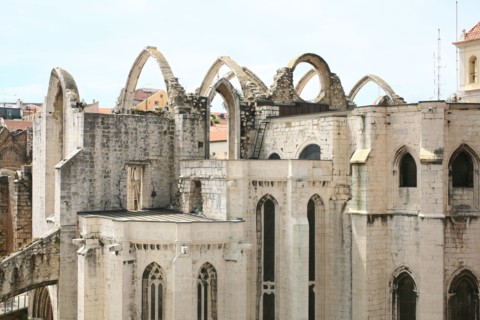 portugal, lisbonne, lisboa, signes de ville, bairro alto, vue d'ensemble, panorama, ciel d'orage, facades, vue sur la baixa en contrebas, elevador de santa justia
Date : septembre 2011
