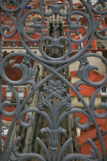 portugal, lisbonne, lisboa, signes de ville, bairro alto, vue d'ensemble, panorama, ciel d'orage, facades, vue sur la baixa en contrebas, elevador de santa justia
Date : septembre 2011