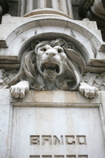 portugal, lisbonne, lisboa, signes de ville, baixa, banque, lion, sculpture, paves sol, voirie
Date : septembre 2011