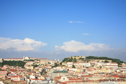 portugal, lisbonne, lisboa, signes de ville, belvedere, miraduro de san pedro de alcantara, sommet du funiculaire, panorama, bairro alto, place, sol, voirie
Date : septembre 2011