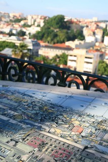 portugal, lisbonne, lisboa, signes de ville, belvedere, miraduro de san pedro de alcantara, sommet du funiculaire, panorama, bairro alto, place, sol, voirie
Date : septembre 2011