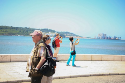 portugal, lisbonne, lisboa, signes de ville, belem, port, route entre monument et torre de belem, touristes en tous sens, circulation, marquage au sol, signaletique, fleches, signes de ville
Date : se...