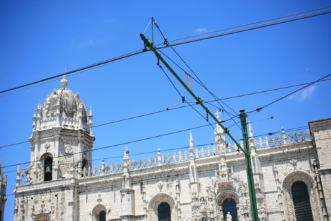 portugal, lisbonne, lisboa, signes de ville, belem, monastere des Hieronimytes, monasteiro dos jeronimos cables de tramway, dome, facade
Date : septembre 2011