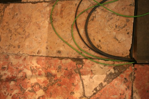 portugal, lisbonne, lisboa, signes de ville, belem, monastere des Hieronimytes, monasteiro dos jeronimos, interieur eglise, voutes, electricite, cable, modernite
Date : septembre 2011