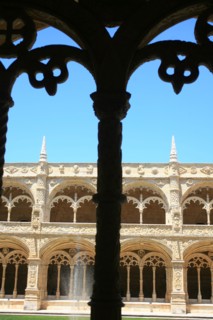 portugal, lisbonne, lisboa, signes de ville, belem, monastere des Hieronimytes, monasteiro dos jeronimos, couvent, cloitre, detail sculpture, statue, ornement, arcade
Date : septembre 2011