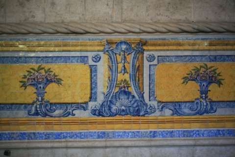 portugal, lisbonne, lisboa, signes de ville, belem, monastere des Hieronimytes, monasteiro dos jeronimos, couvent, cloitre, azulejos, detail sculpture, statue, ornement
Date : septembre 2011