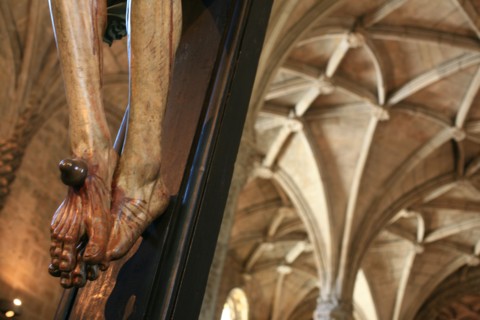 portugal, lisbonne, lisboa, signes de ville, belem, monastere des Hieronimytes, monasteiro dos jeronimos, couvent, cloitre, detail sculpture, statue, ornement, crucifix, pieds du christ
Date : septemb...