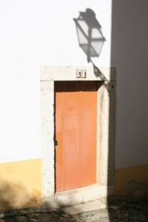 portugal, lisbonne, lisboa, signes de ville, alfama, quartier historique, detail habitat, porte, interphone, sonnerie
Date : septembre 2011