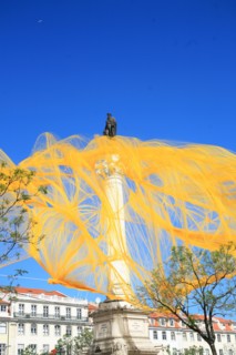 portugal, lisbonne, lisboa, signes de ville, rossio, praca da figueira, fete, colonne et statue du roi jean 1er, voile jaune de fete
Date : septembre 2011